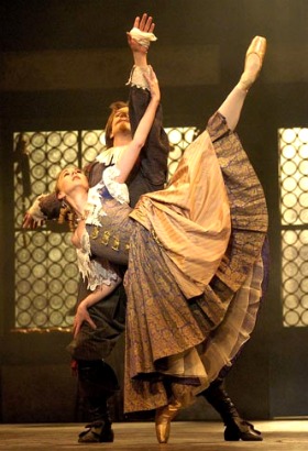 Elisha Willis en Roxane et Robert Parker en Cyrano. Photo: © Roy Smiljanic 